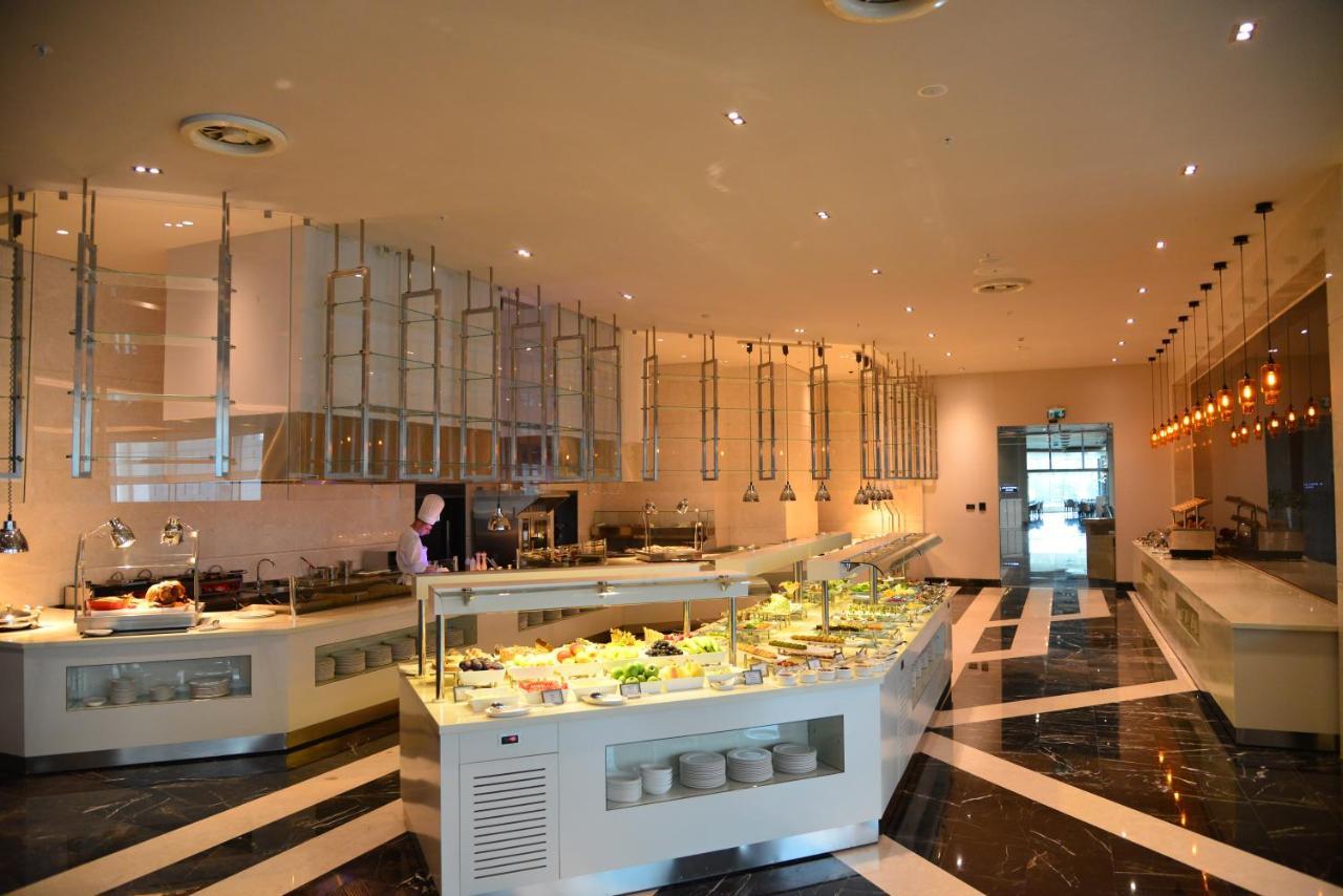 Wyndham Grand Istanbul Levent Hotel & Conference Center Exterior foto The buffet at the hotel