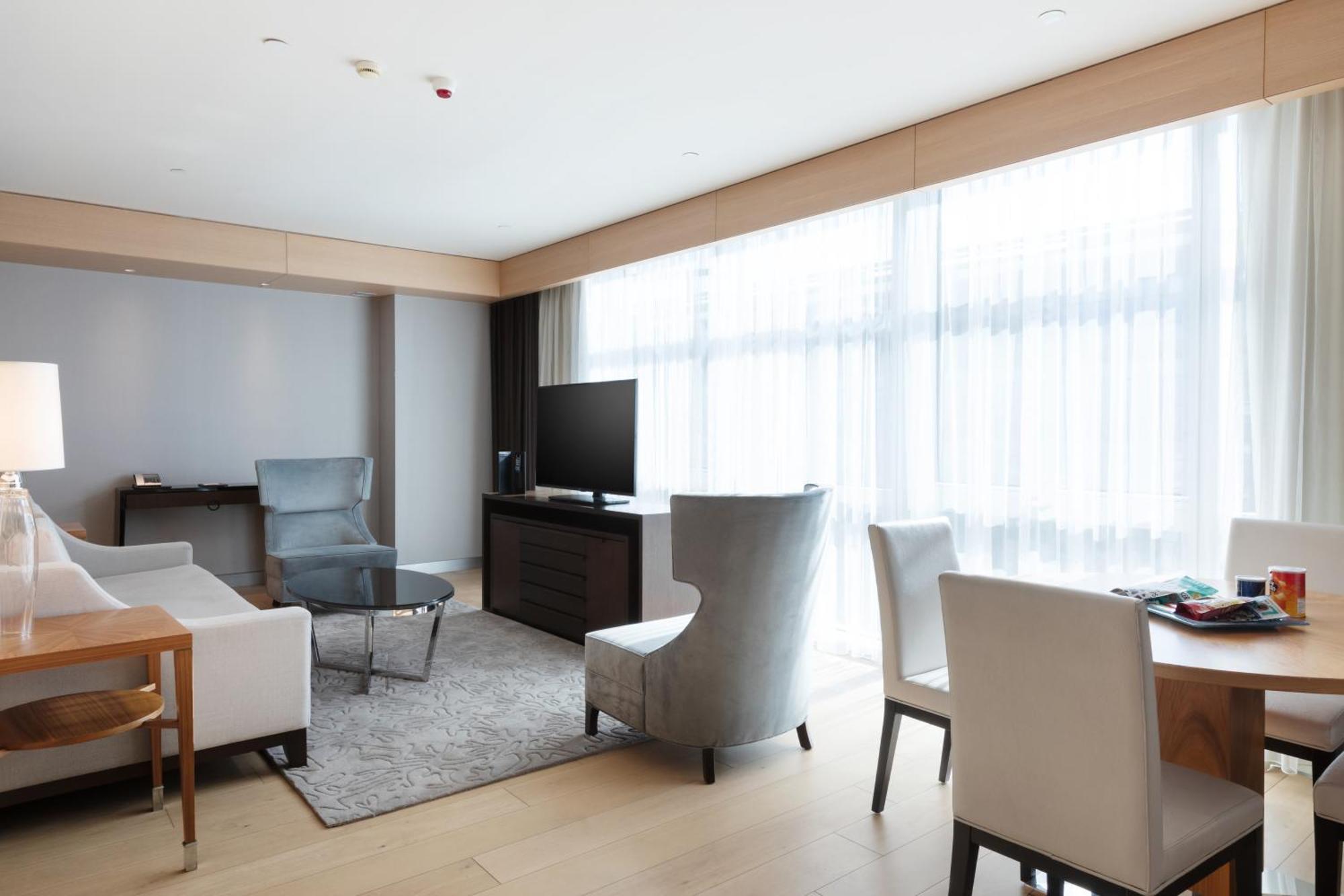 Wyndham Grand Istanbul Levent Hotel & Conference Center Exterior foto A living room in a typical apartment