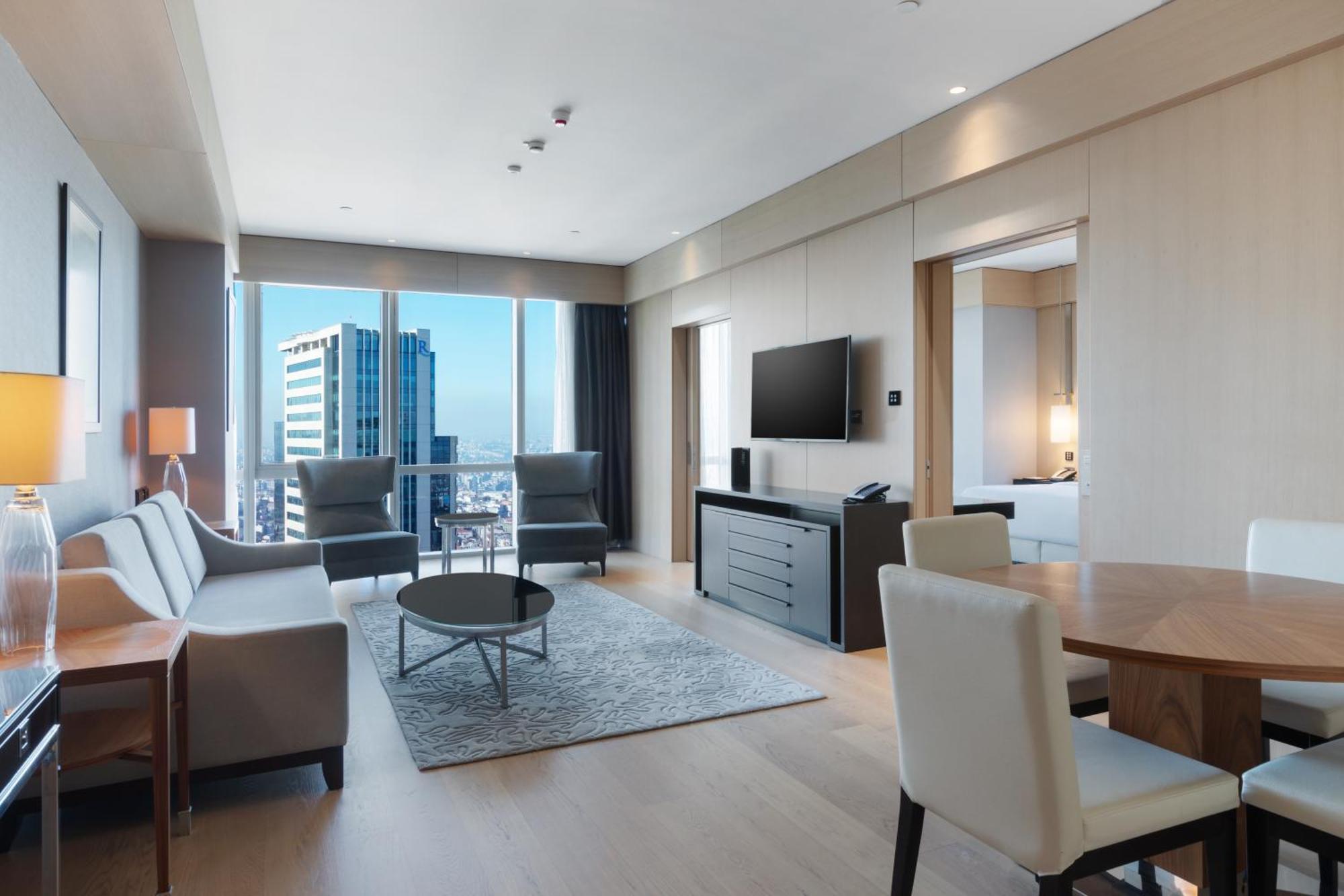 Wyndham Grand Istanbul Levent Hotel & Conference Center Exterior foto A suite at the hotel