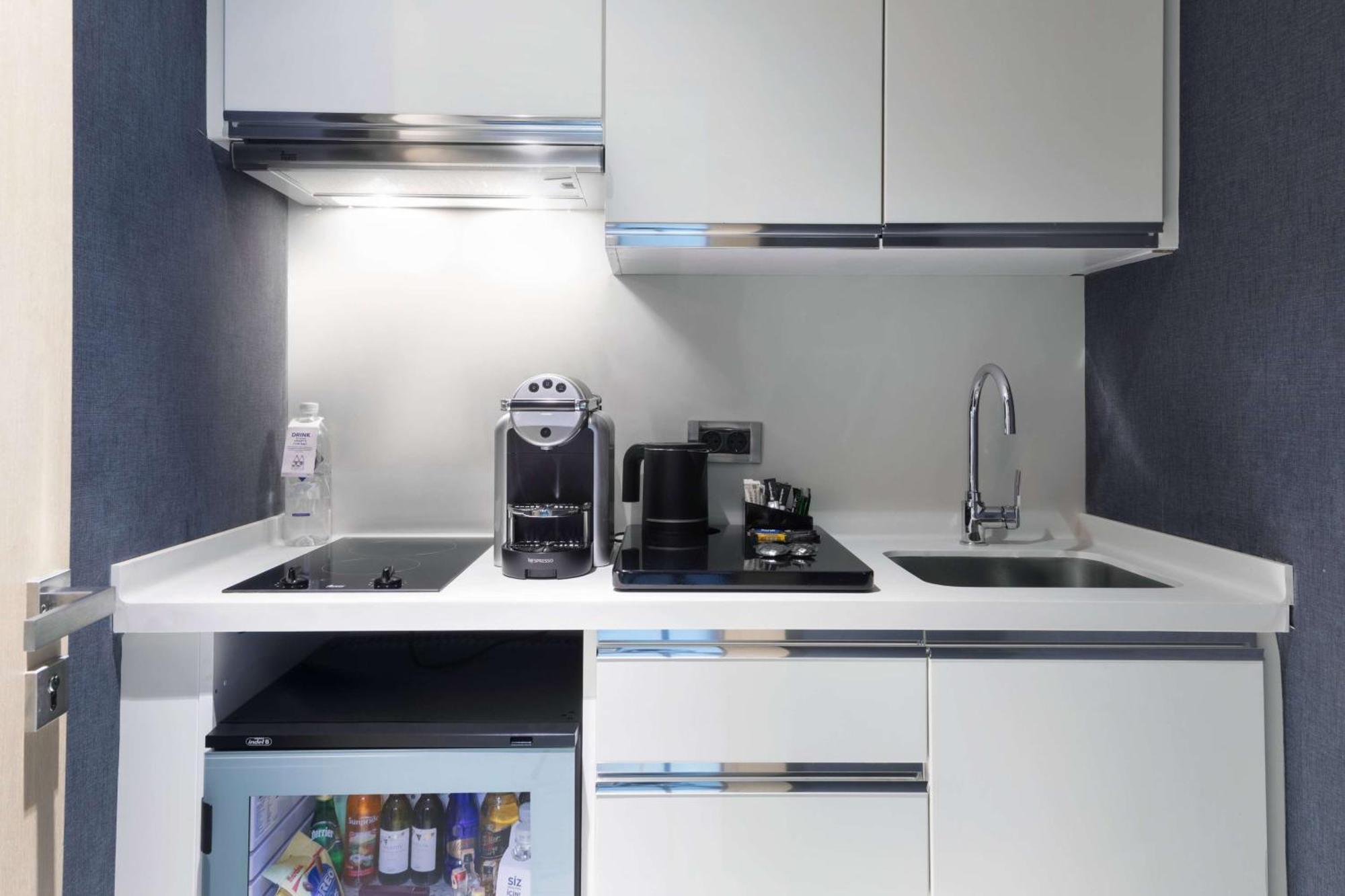 Wyndham Grand Istanbul Levent Hotel & Conference Center Exterior foto A kitchen in a serviced apartment in Paris